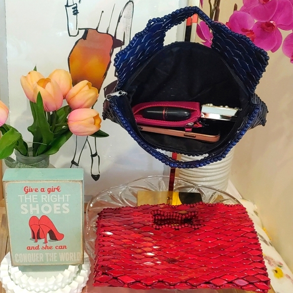 Pair of Handmade Wood bead clutch bags red and blue - Picture 14 of 16